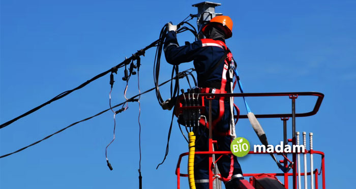 Man-holding-Electric-Wire