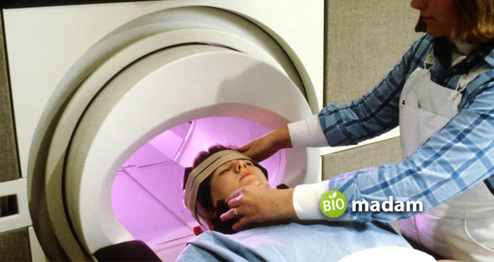 doctor-examine-the-MRI-of-a-woman