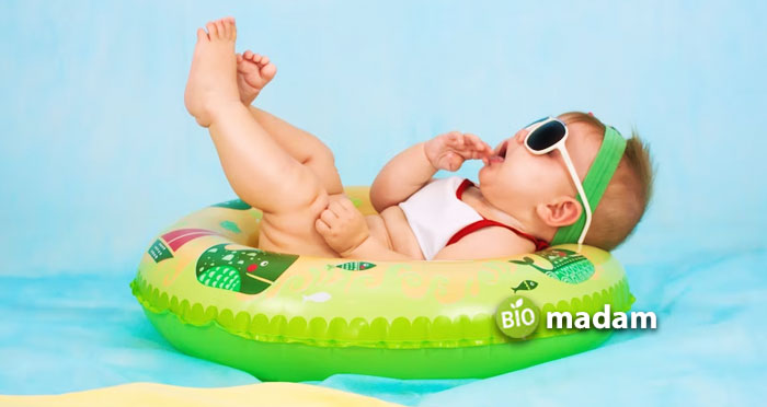 Baby-on-a-swimming-tube-in-water-pool