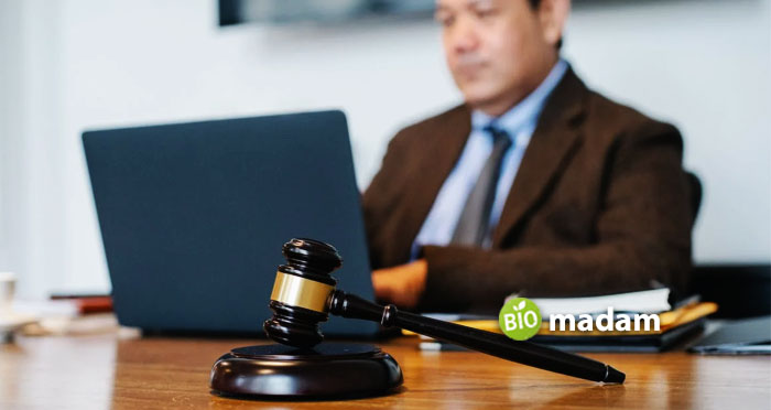 lawyer-using-in-a-laptop