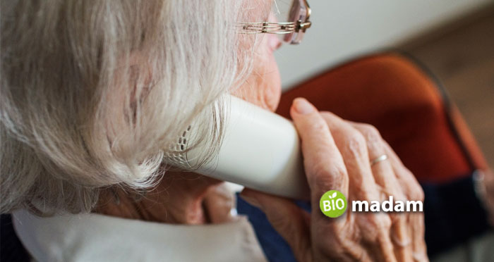 old-woman-use-the-telephone