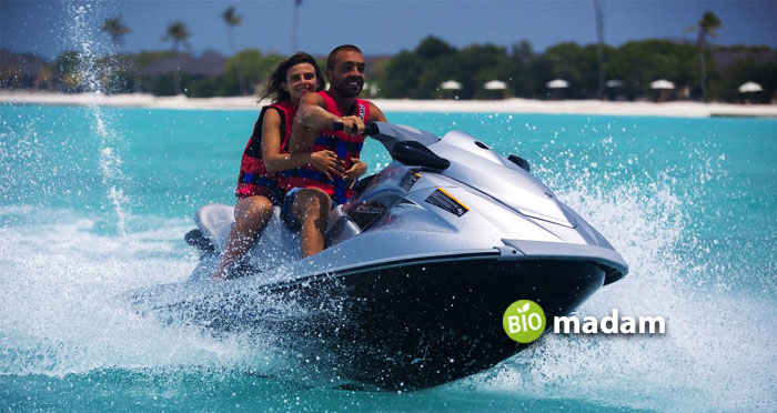 couple-jet-skiing-at-Miami